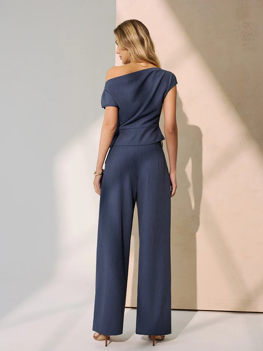 Conjunto azul con hombros descubiertos y pantalones anchos