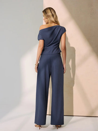 Conjunto azul con hombros descubiertos y pantalones anchos