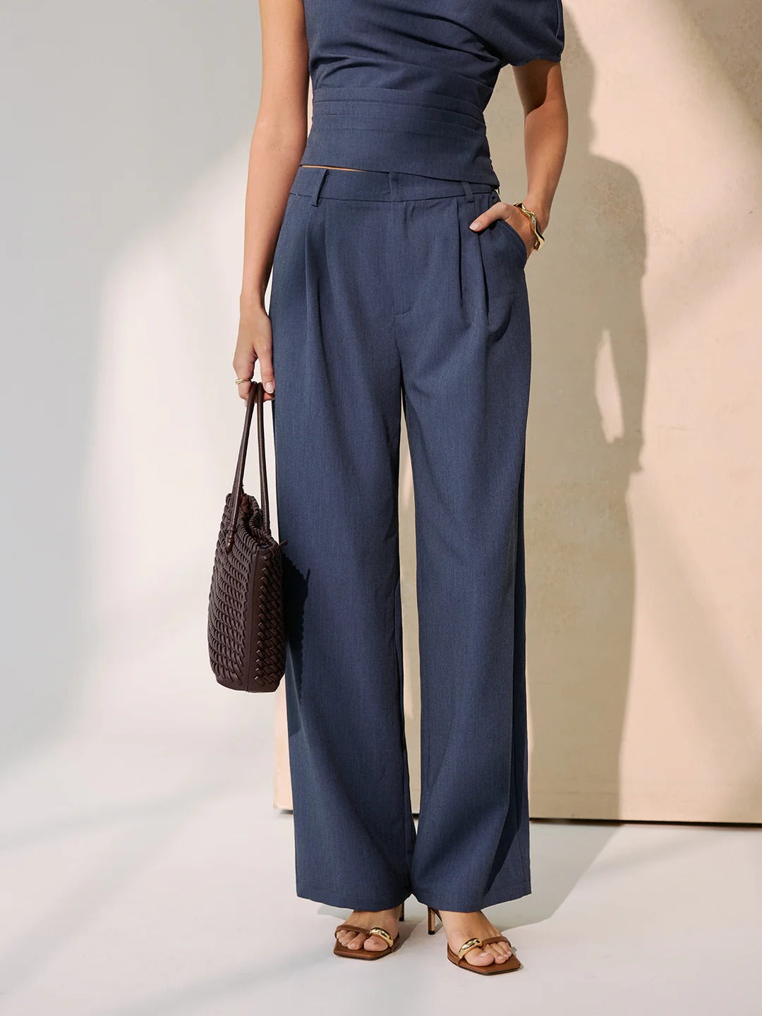 Conjunto azul con hombros descubiertos y pantalones anchos